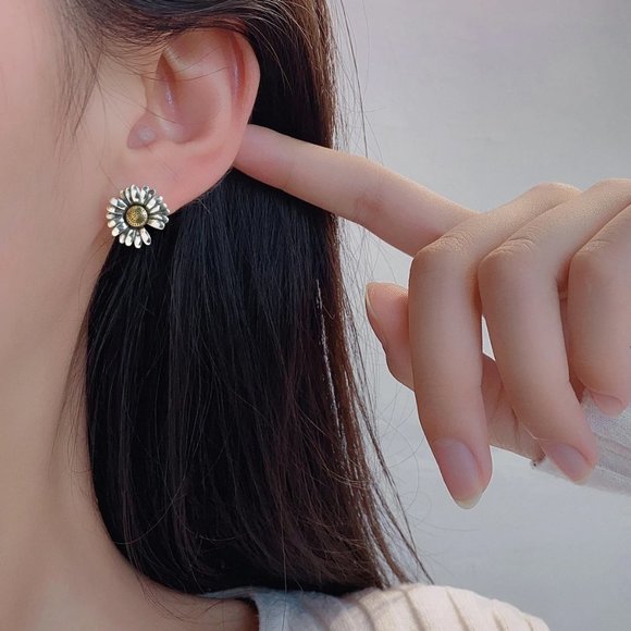 NEW 925 Sterling Silver Vintage Daisy Earrings - Picture 3 of 11